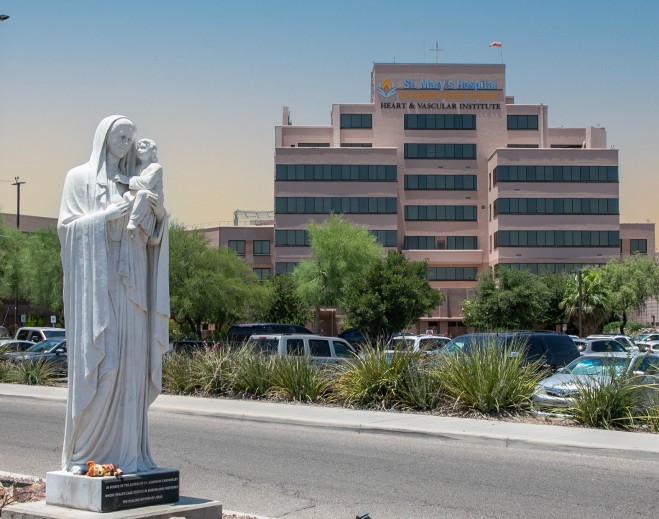Estatua religiosa frente al hospital St. Mary's